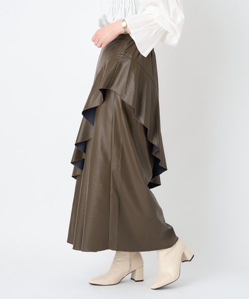 CIAOPANIC(チャオパニック)の「フェイクレザーフレアデザインスカート(スカート・レディース・ブラック/ブラウン・SMALL/MEDIUM)」の3枚目の写真