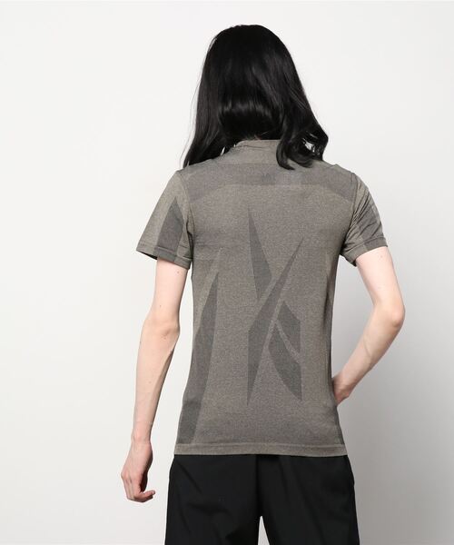 Reebok(リーボック)の「ユナイテッド バイ フィットネス MyoKnit シームレス Tシャツ / United By Fitness MyoKnit Seamless T-Shirt (Tシャツ/カットソー・メンズ・ブラック/アーミー・MEDIUM/X-LARGE/X-SMALL/XXX-LARGE)」の9枚目の写真