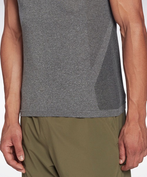 Reebok(リーボック)の「ユナイテッド バイ フィットネス MyoKnit シームレス Tシャツ / United By Fitness MyoKnit Seamless T-Shirt (Tシャツ/カットソー・メンズ・ブラック/アーミー・MEDIUM/X-LARGE/X-SMALL/XXX-LARGE)」の5枚目の写真