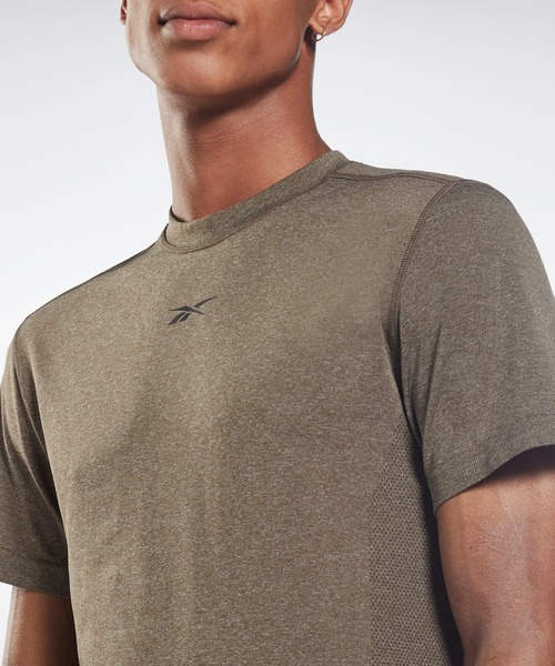 Reebok(リーボック)の「ユナイテッド バイ フィットネス MyoKnit シームレス Tシャツ / United By Fitness MyoKnit Seamless T-Shirt (Tシャツ/カットソー・メンズ・ブラック/アーミー・MEDIUM/X-LARGE/X-SMALL/XXX-LARGE)」の11枚目の写真