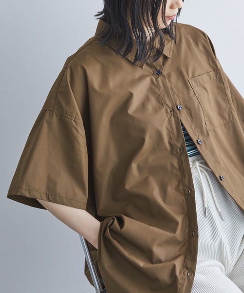 Chaco closet(チャコ クローゼット)の「オーバーサイズメンズライクレギュラーカラーアソート半袖シャツ(シャツ/ブラウス・レディース・ライトブルー/ピンク/イエロー/ブルー/グリーン/グリーン系/オレンジ/ネイビー/ブラック系/ブルー系/オフホワイト/ブラック/レッド/ブラウン/ピンク系/オレンジ系・FREE)」の5枚目の写真