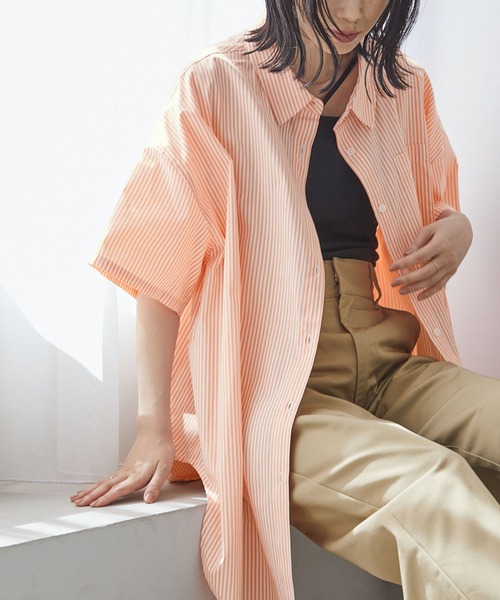 Chaco closet(チャコ クローゼット)の「オーバーサイズメンズライクレギュラーカラーアソート半袖シャツ(シャツ/ブラウス・レディース・ライトブルー/ピンク/イエロー/ブルー/グリーン/グリーン系/オレンジ/ネイビー/ブラック系/ブルー系/オフホワイト/ブラック/レッド/ブラウン/ピンク系/オレンジ系・FREE)」の15枚目の写真