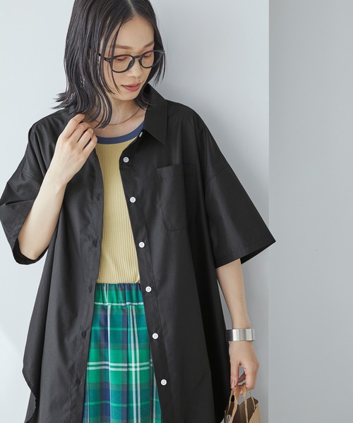 Chaco closet(チャコ クローゼット)の「オーバーサイズメンズライクレギュラーカラーアソート半袖シャツ(シャツ/ブラウス・レディース・ライトブルー/ピンク/イエロー/ブルー/グリーン/グリーン系/オレンジ/ネイビー/ブラック系/ブルー系/オフホワイト/ブラック/レッド/ブラウン/ピンク系/オレンジ系・FREE)」の3枚目の写真