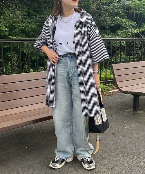 Chaco closet(チャコ クローゼット)の「オーバーサイズメンズライクレギュラーカラーアソート半袖シャツ(シャツ/ブラウス・レディース・ライトブルー/ピンク/イエロー/ブルー/グリーン/グリーン系/オレンジ/ネイビー/ブラック系/ブルー系/オフホワイト/ブラック/レッド/ブラウン/ピンク系/オレンジ系・FREE)」の19枚目の写真