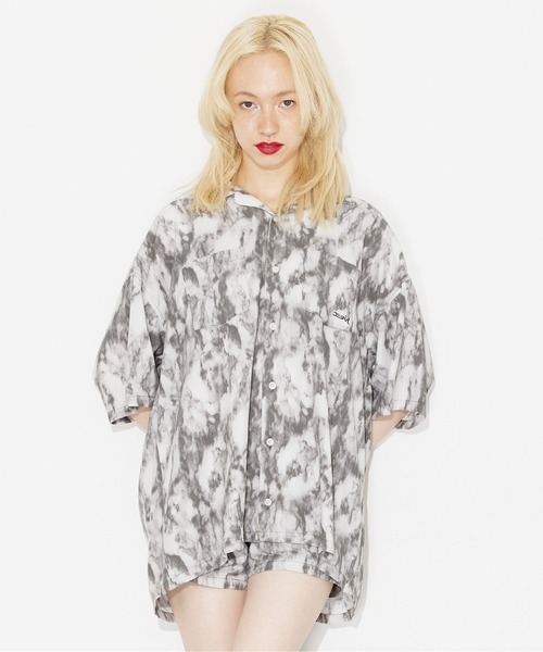 X-girl（エックスガール）の「MARBLE PRINT OPEN COLLAR SHIRT/マーブル柄 オープンカラー シャツ（シャツ/ブラウス・レディース・ブラウン/ブラック・S/M）」の2枚目の写真