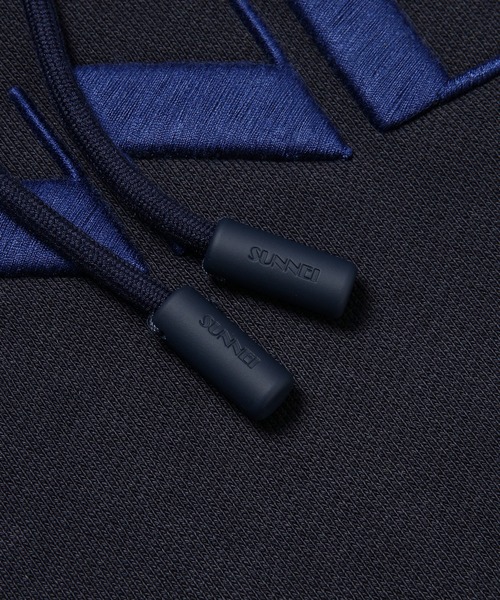 SUNNEI(スンネイ)の「EMBROIDERED HOODIE(パーカー・メンズ・ブルー/グリーン/ライトイエロー・M/L/XL)」の5枚目の写真