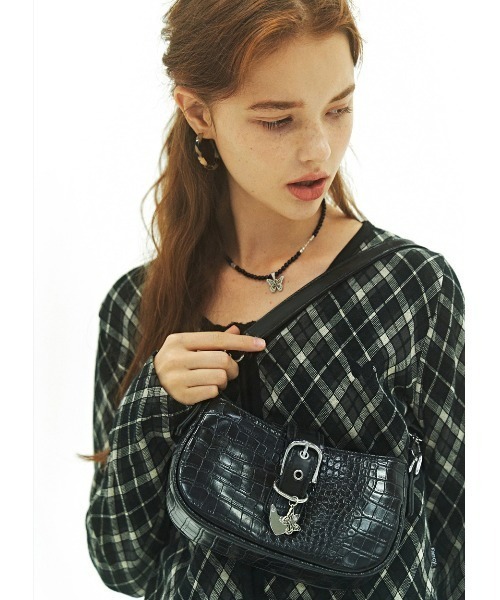 FANCY CLUB(ファンシークラブ)の「A'GEM/9 × .kom『 FANCY CLUB/ファンシークラブ』LEATHER BUCKLE SHOULDER BAG/レザーブークレショルダーバッグ(ショルダーバッグ・レディース・ブラック・FREE)」の3枚目の写真