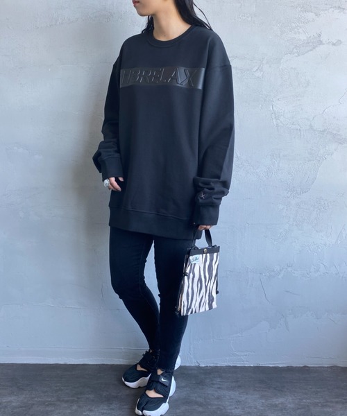 1piu1uguale3 RELAX（ウノピュウノウグァーレトレリラックス）の「[1PIU1UGUALE3 RELAX/ウノピゥウノウグァーレトレ リラックス] 別注 エンボス加工ボックスロゴプリント クルーネックスウェット（スウェット・レディース・ホワイト/ブラック・S/M/L）」の4枚目の写真