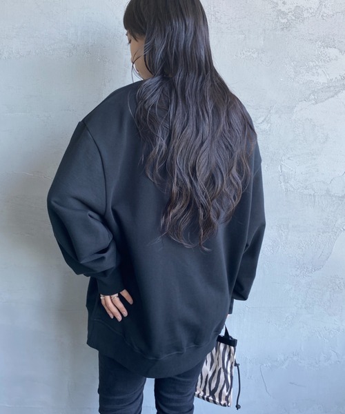 1piu1uguale3 RELAX（ウノピュウノウグァーレトレリラックス）の「[1PIU1UGUALE3 RELAX/ウノピゥウノウグァーレトレ リラックス] 別注 エンボス加工ボックスロゴプリント クルーネックスウェット（スウェット・レディース・ホワイト/ブラック・S/M/L）」の22枚目の写真