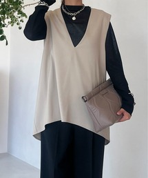 肩タック深Vベスト