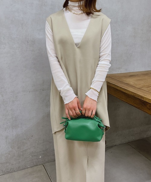 un dix cors（アンディコール）の「肩タック深Vベスト（ベスト・レディース・ベージュ/ネイビー・FREE）」の3枚目の写真