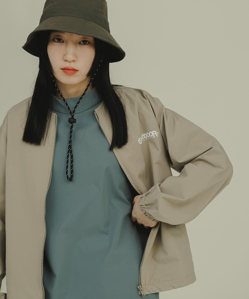 Uiscel（ユイセル）の「『別注』Uiscel×OUTDOORPRODUCTS　アウターB（ブルゾン・レディース・ブラック/ベージュ・LARGE/MEDIUM）」の2枚目の写真