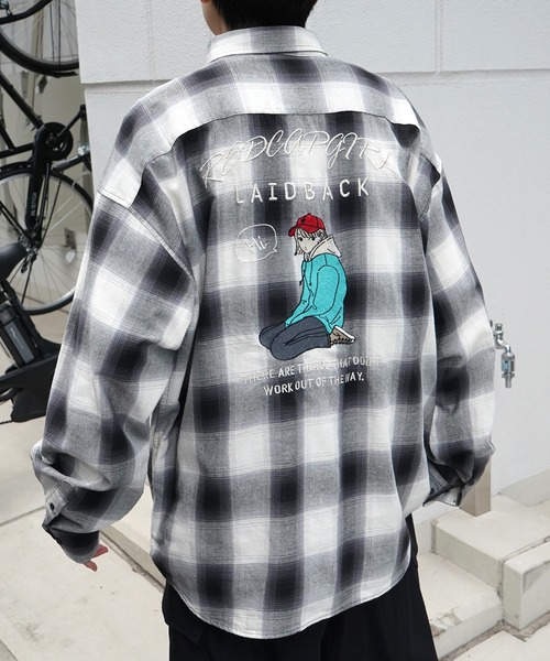 Red Cap Girl（レッドキャプガール）の「25SS バックプリント / 刺繍 クレリック 配色 オンブレチェック ビッグシルエット長袖シャツ（シャツ/ブラウス・メンズ・ブラック/ベージュ系その他/グリーン/ホワイト/ホワイト系その他/ブルー系その他/ブラック系その他/ホワイト×ブラック/チャコールグレー/ベージュ/ブルー/ブラック系4/ブルー系その他4/ブルー系その他3/ブラック系その他2/ホワイト系その他2/ブラック系2/グレー系その他2/ブラック系その他3/ホワイト系その他4/ブルー系その他2/グレー系その他3/ホワイト系その他3/ブルー系3/ブラック系その他4・M/L）」の6枚目の写真