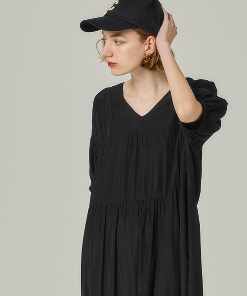 サテンティアードVネックワンピース