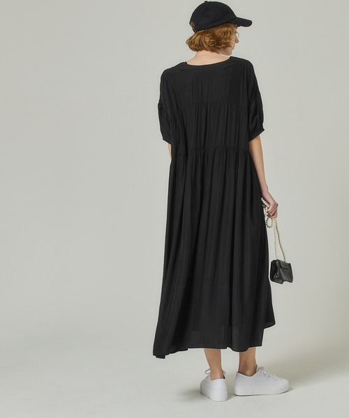 サテンティアードVネックワンピース