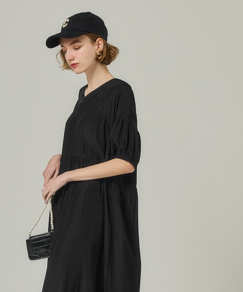 サテンティアードVネックワンピース