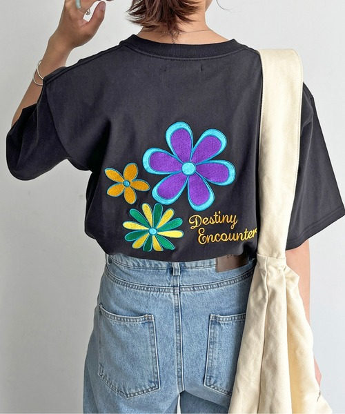 CPCM(シーピーシーエム)の「アソートバック刺繍T(Tシャツ/カットソー・レディース・ホワイト系その他/グリーン/ホワイト/サックスブルー/チャコールグレー/オフホワイト/グリーン系その他/ブラック/ホワイト系その他3/ホワイト系その他2/ネイビー・MEDIUM/LARGE/X-LARGE)」の6枚目の写真