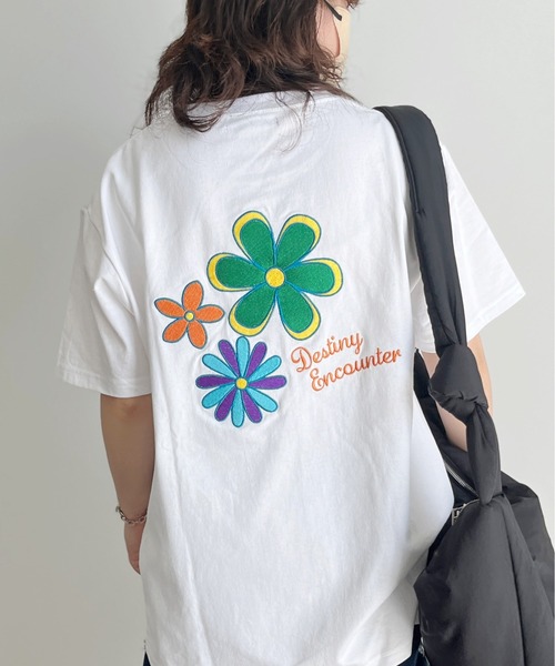 CPCM(シーピーシーエム)の「アソートバック刺繍T(Tシャツ/カットソー・レディース・ホワイト系その他/グリーン/ホワイト/サックスブルー/チャコールグレー/オフホワイト/グリーン系その他/ブラック/ホワイト系その他3/ホワイト系その他2/ネイビー・MEDIUM/LARGE/X-LARGE)」の13枚目の写真