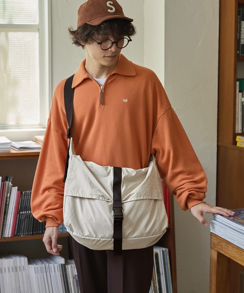 MONO-MART LADY'S(モノマートレディース)の「ナイロンビッグメッセンジャーバッグ(ショルダーバッグ・レディース・ベージュ/ライトグレー/カーキ/ブラック・FREE)」の15枚目の写真