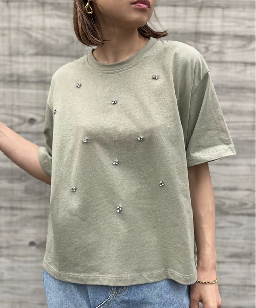 mi via loca（ミヴィアロカ）の「ビジュー付きショート丈Tシャツ（Tシャツ/カットソー・レディース・カーキ/ベージュ/スミクロ・FREE）」の6枚目の写真