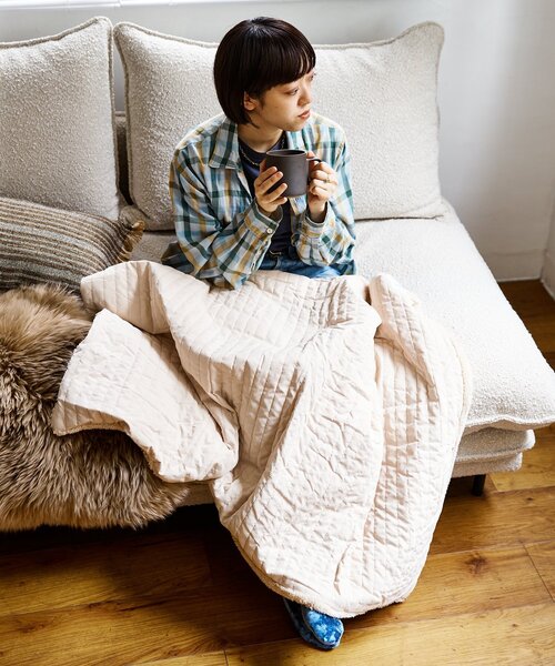 journal standard Furniture （ジャーナルスタンダードファニチャー）の「QUILTING USB BLANKET　洗える USB ブランケット（ブランケット・レディース・アイボリー/チャコールグレー/ブラック・FREE）」の11枚目の写真