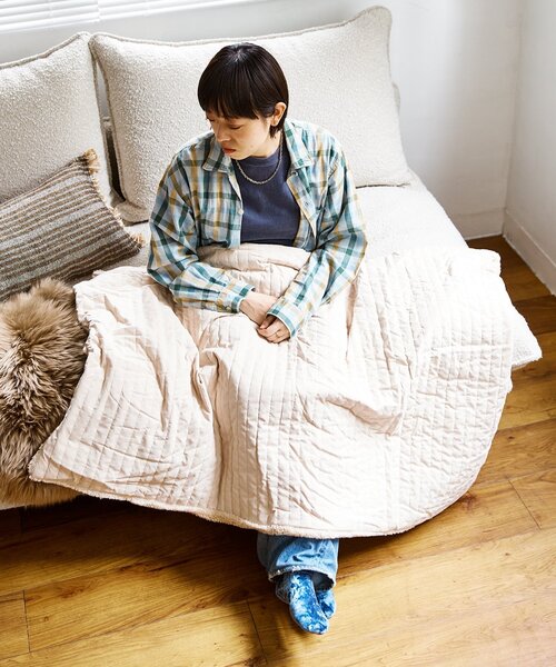 journal standard Furniture （ジャーナルスタンダードファニチャー）の「QUILTING USB BLANKET　洗える USB ブランケット（ブランケット・レディース・アイボリー/チャコールグレー/ブラック・FREE）」の13枚目の写真