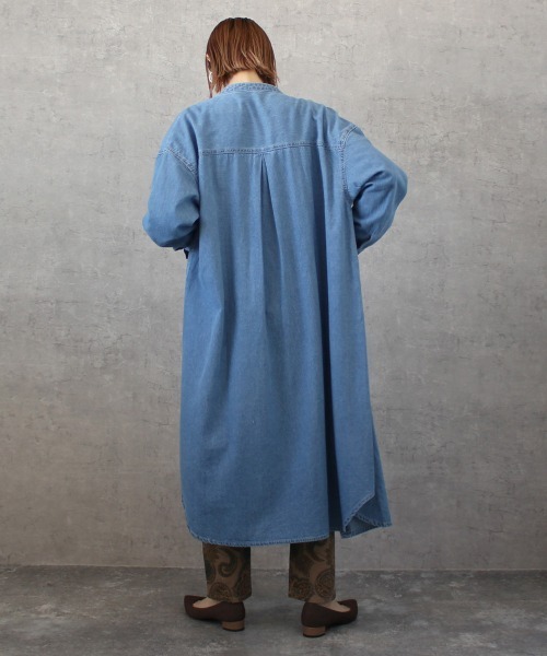 Emma（SELECT LEVERY）（エマ セレクトリベリー）の「デニムブザムシャツワンピース（シャツワンピース・レディース・ライトブルー/ブルー/ワンウォッシュ/ホワイト・MEDIUM/LARGE）」の11枚目の写真