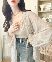 立体的なドット模様が目を惹く一枚。2wayぽんぽんシアーボリュームブラウス
