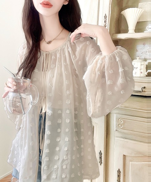 classicalelf(クラシカルエルフ)の「立体的なドット模様が目を惹く一枚。2wayぽんぽんシアーボリュームブラウス(シャツ/ブラウス・レディース・アイボリー/グレイッシュベージュ/チャコールグレー/ブルー・X-LARGE/SMALL/MEDIUM/LARGE)」の5枚目の写真
