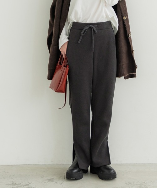 coca(coca)(コカ)の「ふわりースリットパンツ(スウェットパンツ・レディース・ブラック/チャコール・M/L)」の2枚目の写真