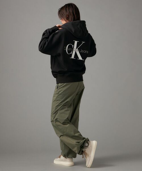 Calvin Klein（カルバン・クライン）の「ユニセックス リラックスフィット パーカー（パーカー・メンズ・ブラック/グレー・M/S/L/XS）」の4枚目の写真