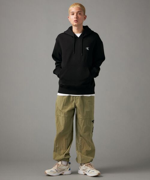 Calvin Klein（カルバン・クライン）の「ユニセックス リラックスフィット パーカー（パーカー・メンズ・ブラック/グレー・M/S/L/XS）」の7枚目の写真