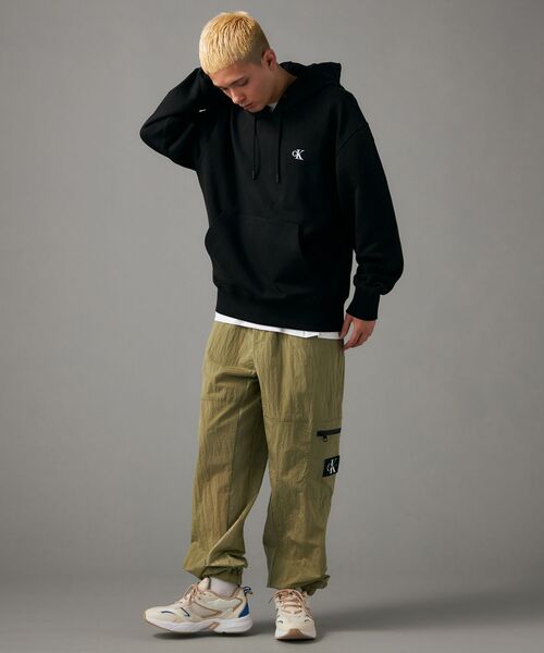 Calvin Klein（カルバン・クライン）の「ユニセックス リラックスフィット パーカー（パーカー・メンズ・ブラック/グレー・M/S/L/XS）」の8枚目の写真