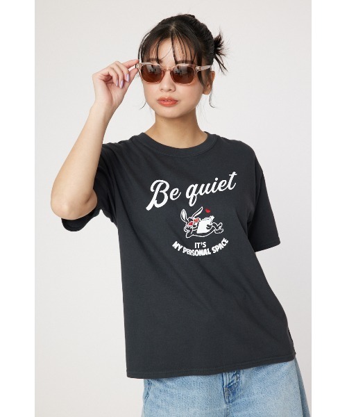 RODEO CROWNS WIDE BOWL(ロデオクラウンズワイドボウル)の「Be quiet Tシャツ(Tシャツ/カットソー・レディース・チャコールグレー/オフホワイト/レッド・FREE)」の3枚目の写真