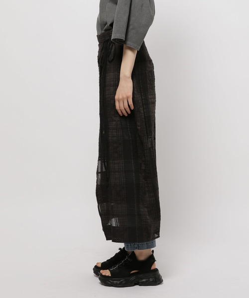 niko and（ニコアンド）の「シアーチェックラップスカート