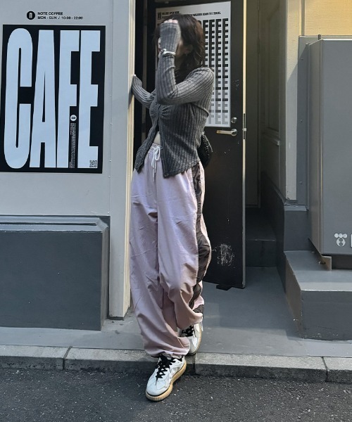 LVEU.(ラブユ.)の「【LVEU.】シャーリングラインナイロンパンツ / ボトムス パンツ シャカパン フリル シャーリング バイカラー ライン チャコール グレー ピンク(その他パンツ・レディース・ピンク/チャコールグレー・FREE)」の2枚目の写真