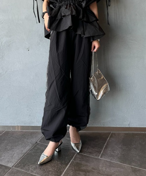 LVEU.(ラブユ.)の「【LVEU.】シャーリングラインナイロンパンツ / ボトムス パンツ シャカパン フリル シャーリング バイカラー ライン チャコール グレー ピンク(その他パンツ・レディース・ピンク/チャコールグレー・FREE)」の3枚目の写真