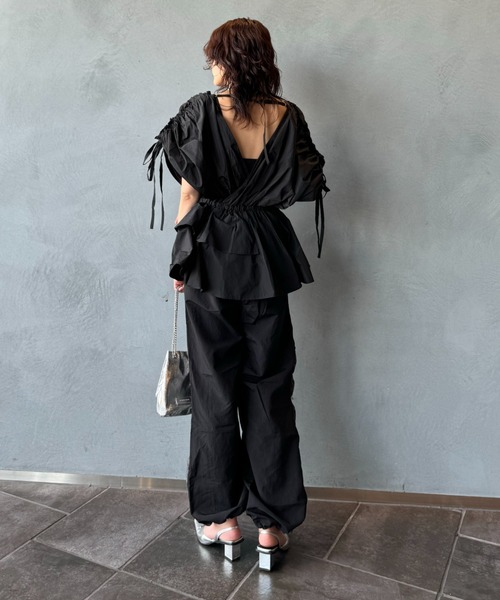 LVEU.(ラブユ.)の「【LVEU.】シャーリングラインナイロンパンツ / ボトムス パンツ シャカパン フリル シャーリング バイカラー ライン チャコール グレー ピンク(その他パンツ・レディース・ピンク/チャコールグレー・FREE)」の6枚目の写真