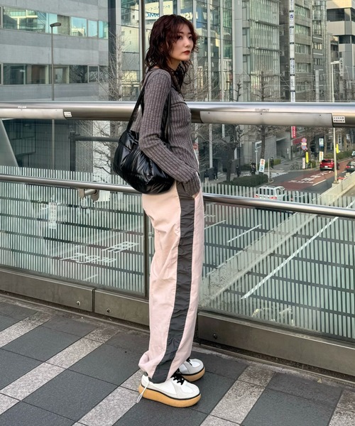 LVEU.(ラブユ.)の「【LVEU.】シャーリングラインナイロンパンツ / ボトムス パンツ シャカパン フリル シャーリング バイカラー ライン チャコール グレー ピンク(その他パンツ・レディース・ピンク/チャコールグレー・FREE)」の8枚目の写真