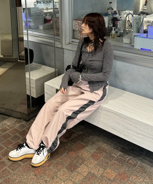 LVEU.(ラブユ.)の「【LVEU.】シャーリングラインナイロンパンツ / ボトムス パンツ シャカパン フリル シャーリング バイカラー ライン チャコール グレー ピンク(その他パンツ・レディース・ピンク/チャコールグレー・FREE)」の9枚目の写真