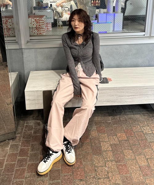 LVEU.(ラブユ.)の「【LVEU.】シャーリングラインナイロンパンツ / ボトムス パンツ シャカパン フリル シャーリング バイカラー ライン チャコール グレー ピンク(その他パンツ・レディース・ピンク/チャコールグレー・FREE)」の10枚目の写真