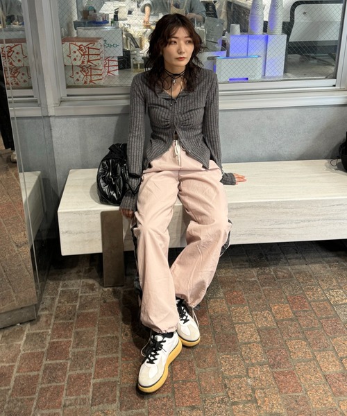 LVEU.(ラブユ.)の「【LVEU.】シャーリングラインナイロンパンツ / ボトムス パンツ シャカパン フリル シャーリング バイカラー ライン チャコール グレー ピンク(その他パンツ・レディース・ピンク/チャコールグレー・FREE)」の11枚目の写真