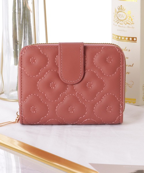 Lace Ladies(レースレディース)の「フラワー キルティング 二つ折り ラウンドファスナー 財布(財布・レディース・ブラック/ライトピンク/ブルーグレー/グリーン/チェリーピンク・FREE)」の1枚目の写真