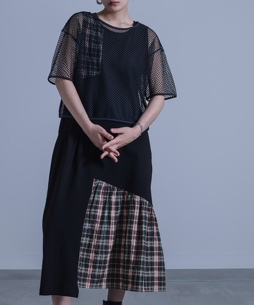 kOhAKU（コハク）の「『メッシュTシャツ×チェック柄切替タンクワンピースセット』（ワンピース・レディース・ブラック・2/1）」の2枚目の写真