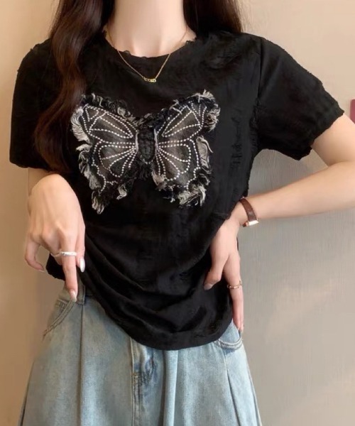 DIAVEL(ディアベル)の「バタフライOR刺繍ロゴ/ サイドシャーリング パッチワークデザイン/ダメージ風ショート丈トップス(Tシャツ/カットソー・レディース・ブラック/ホワイト系1/ブラック系1/ホワイト/ダークグレー/オフホワイト・M)」の4枚目の写真