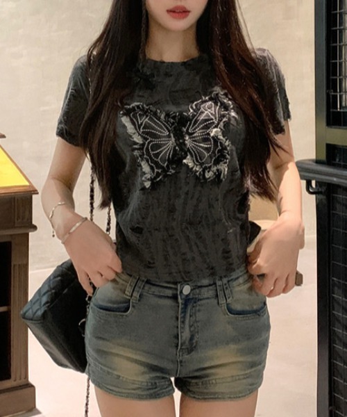 DIAVEL(ディアベル)の「バタフライOR刺繍ロゴ/ サイドシャーリング パッチワークデザイン/ダメージ風ショート丈トップス(Tシャツ/カットソー・レディース・ブラック/ホワイト系1/ブラック系1/ホワイト/ダークグレー/オフホワイト・M)」の18枚目の写真