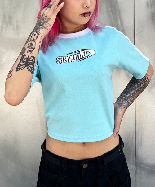 STAY GOLD(ステイゴールド)の「【STAYGOLD】袖ライン ロゴプリント チビTee / ショート丈 Tシャツ ちびTシャツ / レディース(Tシャツ/カットソー・レディース・ブルー/ブラック/オレンジ・FREE)」の2枚目の写真