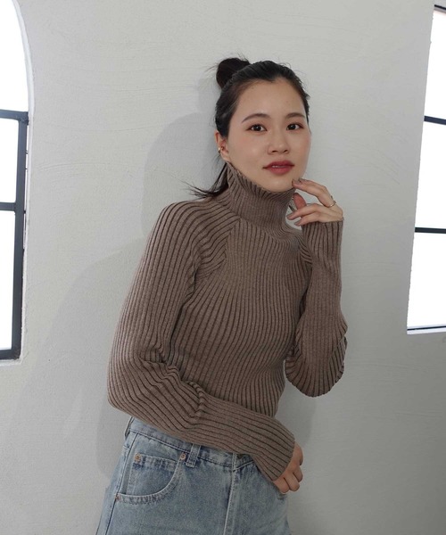 CORNERS（コーナーズ）の「プレーティングリブニットシームレスタートルプルオーバー（ニット/セーター・レディース・ベージュ系その他/テラコッタ/カーキ/グレイッシュベージュ/ブラック・M）」の4枚目の写真