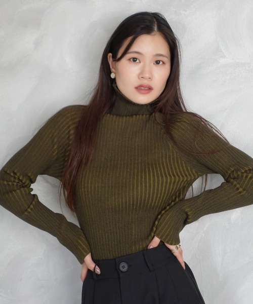 CORNERS（コーナーズ）の「プレーティングリブニットシームレスタートルプルオーバー（ニット/セーター・レディース・ベージュ系その他/テラコッタ/カーキ/グレイッシュベージュ/ブラック・M）」の16枚目の写真