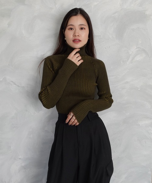 CORNERS（コーナーズ）の「プレーティングリブニットシームレスタートルプルオーバー（ニット/セーター・レディース・ベージュ系その他/テラコッタ/カーキ/グレイッシュベージュ/ブラック・M）」の15枚目の写真
